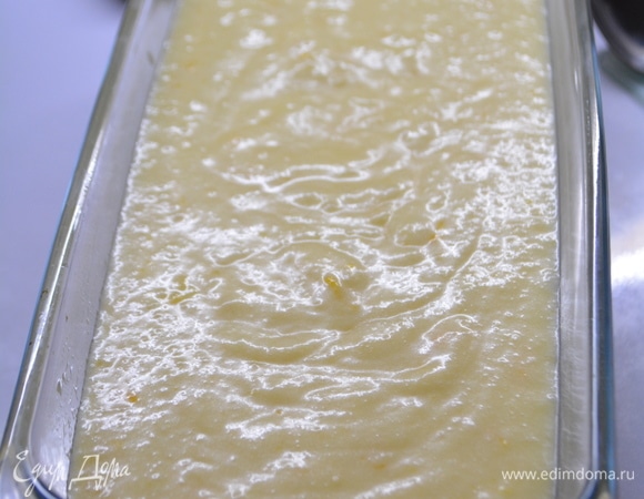 Выложить тесто в форму, смазанную маслом. Запечь при температуре 180°C до сухой шпажки. Готовность можно определить по сумасшедшему аромату!