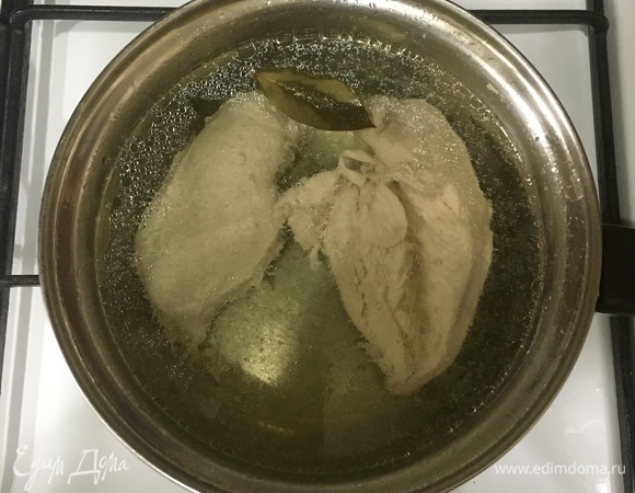 Куриное филе отварите до готовности, нарежьте кусочками.