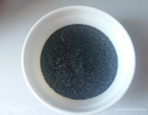 Пока тесто подходит, нужно сделать маковую начинку. Для этого смешать молоко, сахар, мак и поставить на плиту, и при медленном нагреве и постоянном помешивании варить мак в течение 10–15 минут. Оставить остывать. Если потом покажется начинка очень влажной, то можно процедить ее через сито. Можно смолоть мак в кофемолке перед началом приготовления начинки. Я этого не делаю, мне нравится, когда мак похрустывает.