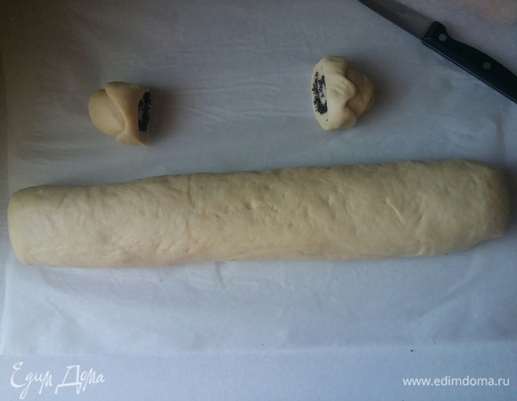 Свернуть в рулет. Срезать хвостики (они нам понадобятся чуть позже).