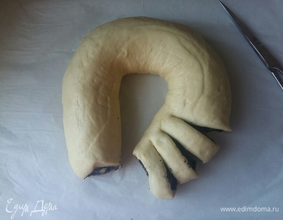 Согнуть, как на фото. Взять ножницы и нарезать на кусочки толщиной примерно 1,5 см.