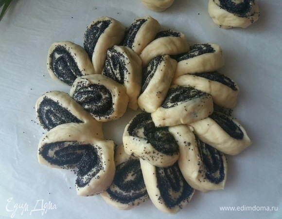 Сформировать пирог. Каждый третий кусочек вывернуть вовнутрь.