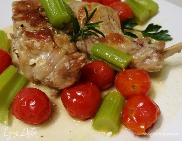 Подавать кролика с овощным гарниром. Для особо голодных и просто для тех, кто любит вкусно поесть, идеально подойдет картофельное пюре.