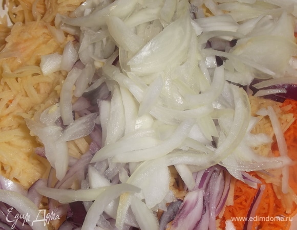 Картофель и морковь натереть на терке. Лук нарезать.
