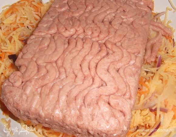 Перемешать. Добавить соль, перец, фарш.