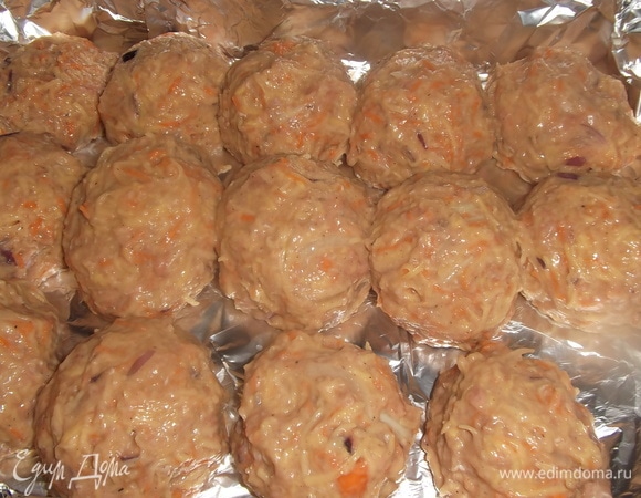 Сформировать «бомбочки». Выложить в застеленную фольгой форму. Сверху также форму накрыть фольгой.