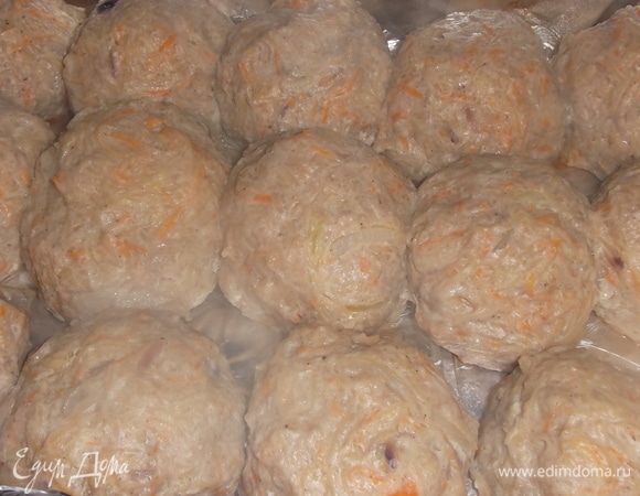 Поставить в духовку при 200°C на 30 минут. Затем фольгу снять и блюдо отправить обратно в духовку еще на 10 минут.