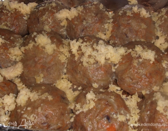 Достать форму, посыпать «бомбочки» тертым сыром.