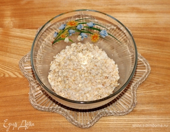 Хлопья геркулеса (1 стакан = 240 мл) пересыпать в миску и залить горячей водой.