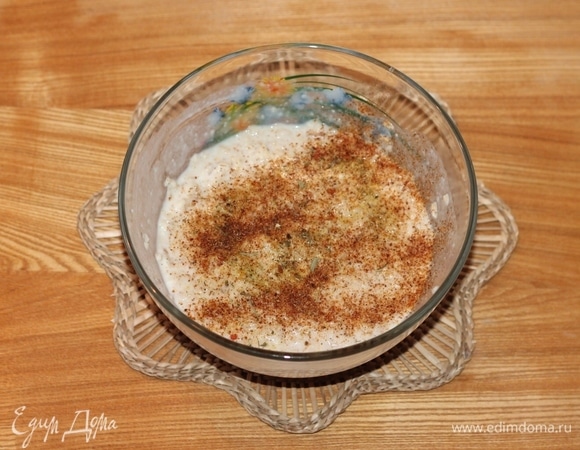 Добавить приправу, острый молотый перец и соль, перемешать, накрыть миску и дать смеси настояться минут 15.