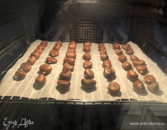 Противень застелить бумагой. Выложить каштаны на противень и поместить в духовку на 20–25 минут. Готовность проверять на вкус. каштан должен быть мягким внутри.<br />
 