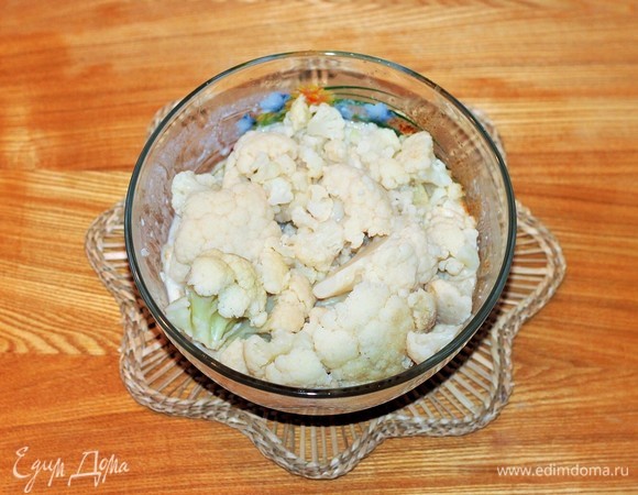 К набухшим хлопьям добавить молоко, яйцо, капусту, очищенный вареный картофель (для плотности теста) и чеснок, измельчить блендером. Посолить. Если тесто очень жидкое, добавьте 1–2 ст. л. панировочных сухарей.