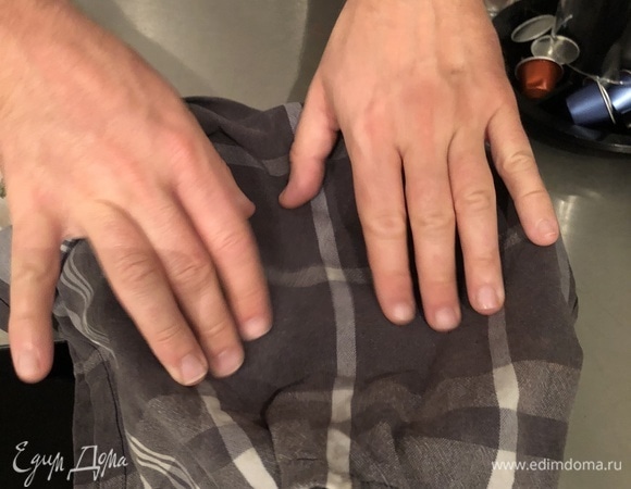 Как только готовы каштаны, выложить в глубокую тарелку. Посолить крупной солью, перемешивая. Накрыть влажным полотенцем или тряпкой. Держать под полотенцем 2–5 минут.