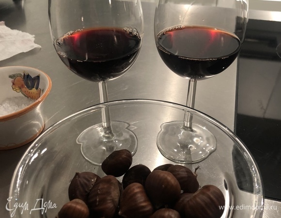 Кушать горячими. С каштанами хорошо сочетается красное молодое вино, например, Teroldego Novello. Приятного аппетита!