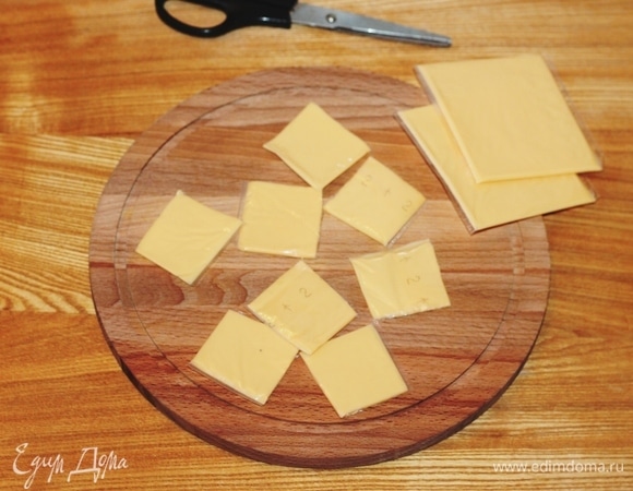 Пластины плавленого сыра разрезать на 4 части.