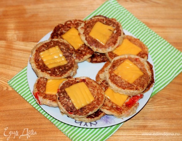 Котлеты из геркулеса с овощами подаются к столу в качестве самостоятельного блюда. Они очень вкусные как в горячем, так и в остывшем виде.