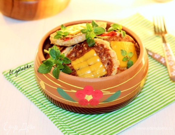 Чтобы получить постные геркулесовые котлеты, вместо яйца в качестве скрепляющего компонента можно использовать крахмал или смоченную в воде булочку. Молоко заменить водой. Сыр исключить. Приятного аппетита!