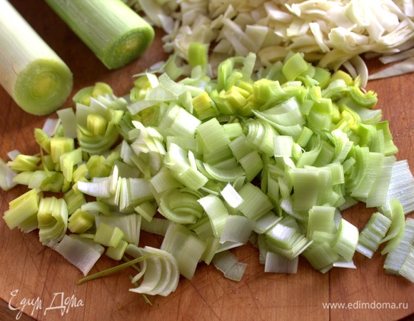 Порей нашинковать: вначале кусок стебля разрезаем вдоль на четверти и далее — как обычно.