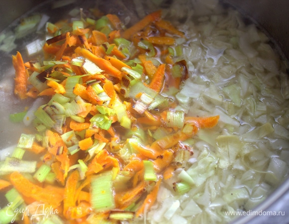 Когда бульон достаточно поварится, засыпать в него капусту и зажаренные овощи.