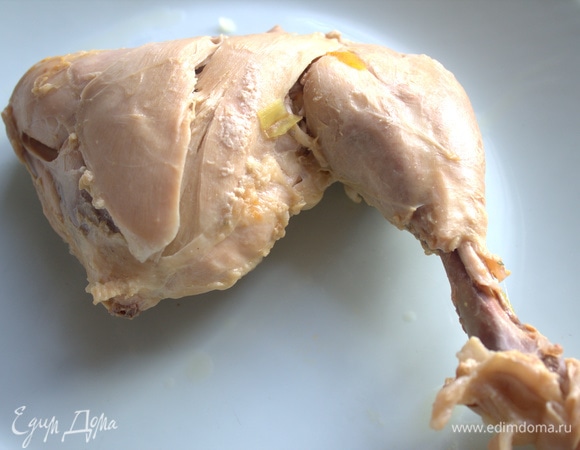 Готовую куриную ножку вынуть, распотрошить на кусочки и отправить обратно в кастрюлю или положить каждому в тарелку по желанию.