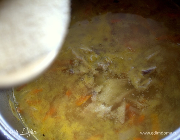 В готовый суп всыпать манку, постоянно помешивая. У автора 2 ложки, но и так хорошо схватился.