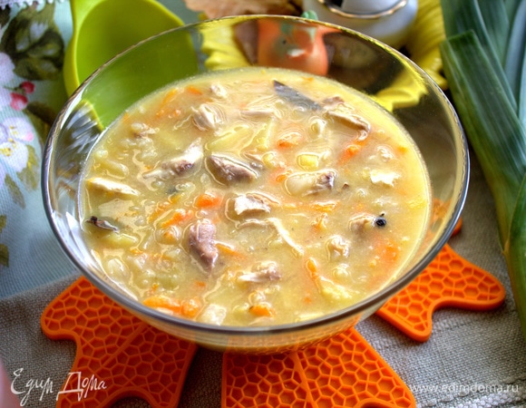 Суп самодостаточный, сметана не требуется, но если без нее никак, то добавьте.