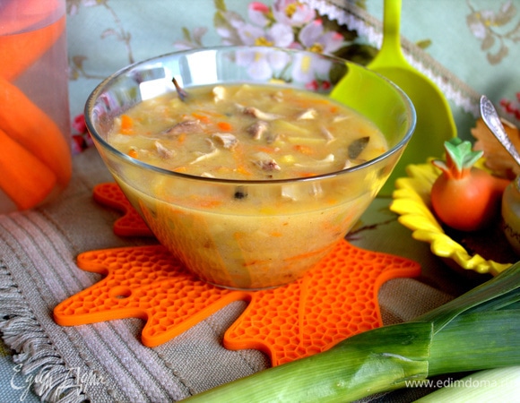 Подаем обязательно в горячем виде, остывший суп не будет вкусным.