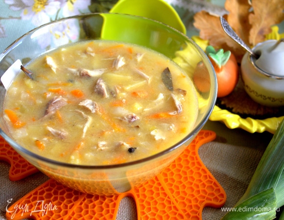 Благодаря манке и картошке суп получается сытным.