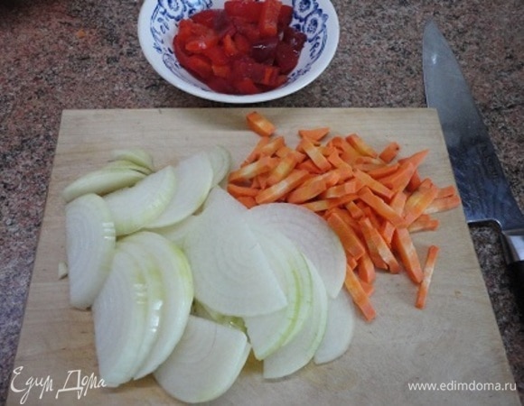 Все овощи нарезаем или шинкуем ножом. Форму нарезки выбирайте сами. Мне нравится брусочками.