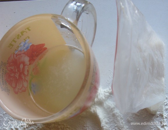 Замачиваем желатин, ждем, пока разбухнет. Вливаем в бульон, заранее вытащив коренья! Важно, чтобы заливное было прозрачным. Используйте второй бульон (если первый, то заливное будет мутным). Разливаем по заготовленным формам и, как остынет, ставим в холодильник! Полчаса ждем. Приятного вам всем, ложку не съешьте!