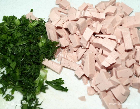 Зелень мелко порубить. Колбасу мелко нарезать.