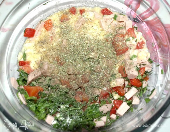 Яйца взбить с молоком и рисовой мукой в однородную массу. Добавить к колбасе и овощам. Добавить майоран, соль и перец.