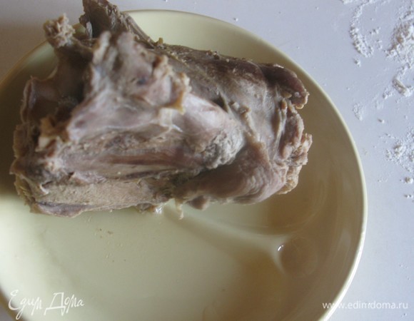 Я использовала индюшачьи шеи — их плюс в том, что они очень наваристые для заливногого, но не жирные. Желатин природный находится именно в костях и хрящах. Разбираем мясо и раскладываем по порциям.