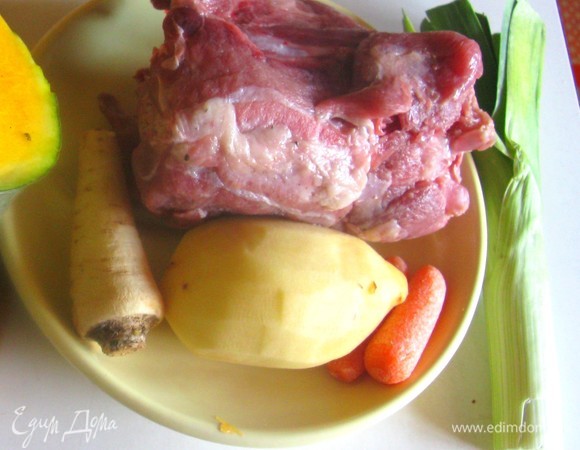 Все ингредиенты помыть, почистить, и целыми (это важно) положить в кастрюлю. Варить 40 минут, по готовности достать и остудить.