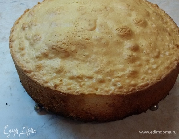 Отделить желтки от белков. Белки взбить с половиной сахара до мягких пиков. Желтки взбить в пышную пену со второй половиной сахара. Добавить ванильный сахар. Добавить белки и смешать аккуратно. Вмешать муку. Вылить тесто в форму (у меня 22 см). Выпекать 35 минут при температуре 200°C. Достать корж, дать постоять в форме 15 минут. Потом достать и дать полностью остыть на решетке.