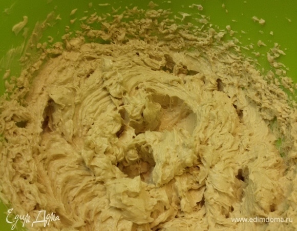 Для крема надо сначала взбить сливочное масло комнатной температуры до пышности. Постепенно добавлять сгущенное молоко. Халву натереть на мелкой терке и добавить к крему. Все хорошо взбить. Крем готов.