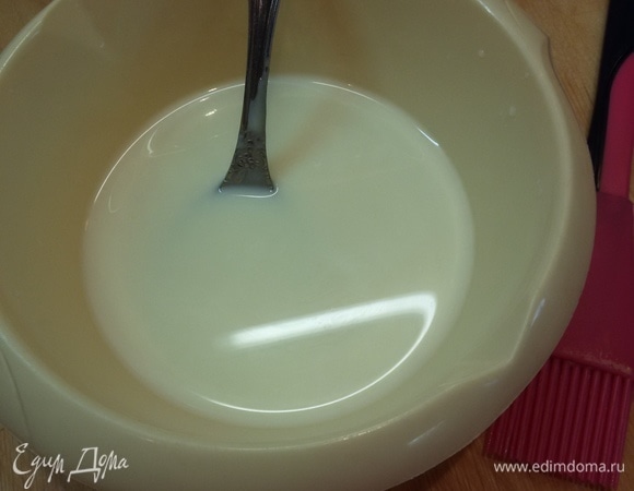 Для пропитки смешать сгущенное молоко и воду. Корж разрезать на три части. Каждую часть хорошо пропитать.