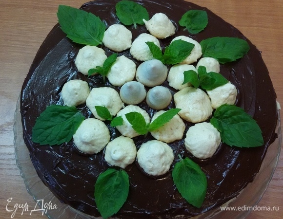 Покрыть верх торта глазурью и украсить по своему вкусу. Поставить в холодильник часа на два, а лучше на ночь. Приятного аппетита.