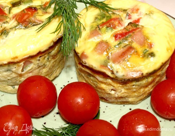 Готовые маффины достать, дать постоять немного в формочках. Достаем из формочек. Выкладываем на тарелку. Дополняем блюдо салатом или свежими овощами, зеленью. Прекрасно подать к блюду свежий хрустящий хлеб.