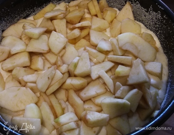 Форму (у меня разъемная диаметром 22 см) для запекания смазать маслом и посыпать манкой. Выложить половину рисовой массы. Разложить яблоки. Если яблоки слишком кислые, можно посыпать их сахаром. Забегая вперед, скажу: если вы сладкоежка, то стоит увеличить количество сахара, потому что запеканка получается не очень сладкой.