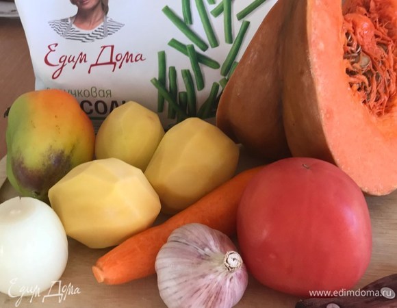 Подготовить овощи, помыть и очистить. Морковь, картофель, болгарский перец, лук и тыкву нарезать мелким кубиком. Разогреть в сковороде масло, добавить овощи и слегка обжарить, постоянно помешивая. Овощи должны приобрести золотистый оттенок.