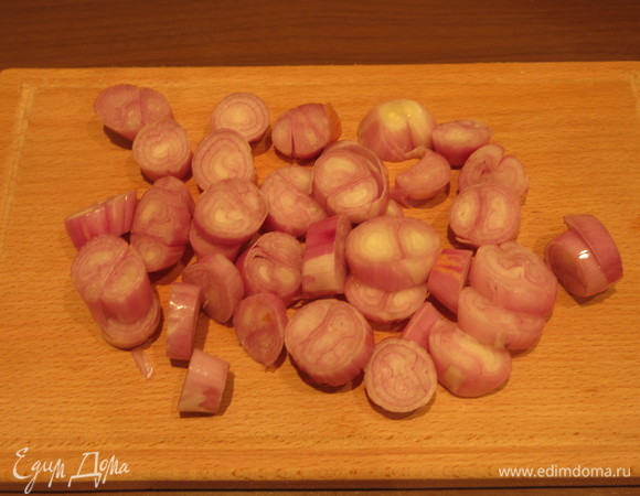 Нарезаем лук.