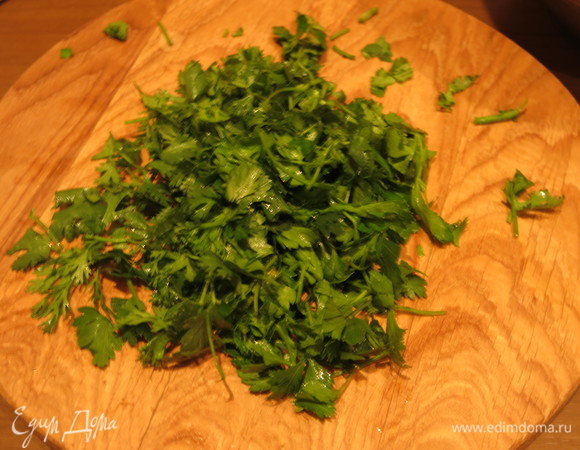 Зелень нарезаем, кладем на мясо.