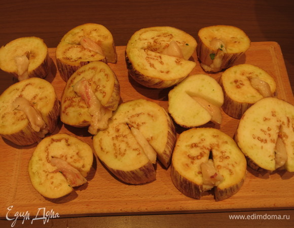 Кружочки баклажанов надрезаем и вставляем сало (жир).