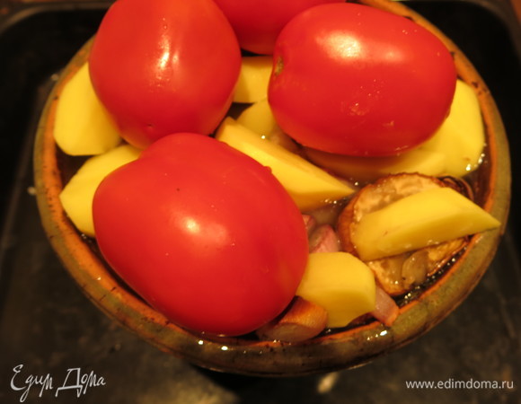 На картофель — целые томаты.