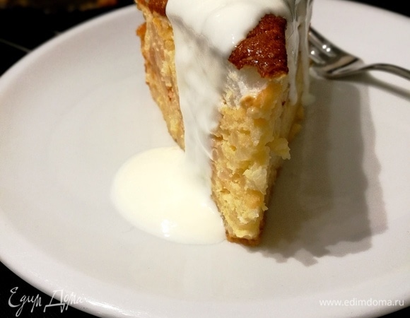 Мы любим со сметанкой, но вариантов подачи бесконечное множество: варенья, сиропы, мед, ягодные соусы, припущенные фрукты...