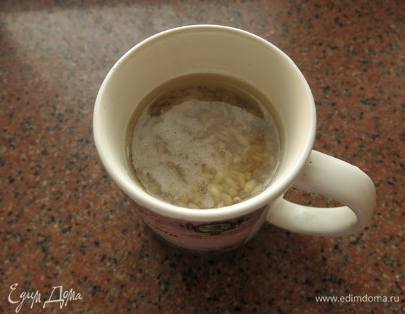 Перловку заливаем на ночь водой.