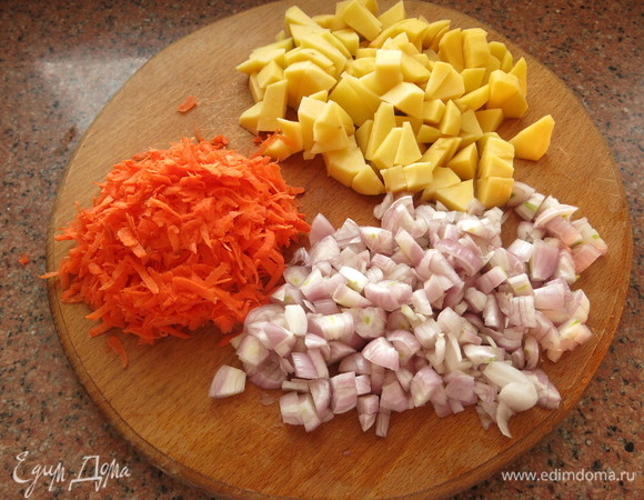 Нарезаем лук, картофель и натираем морковь.
