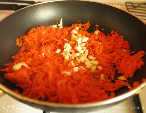 Обжариваем морковь и корень петрушки. Кладем к картошке.