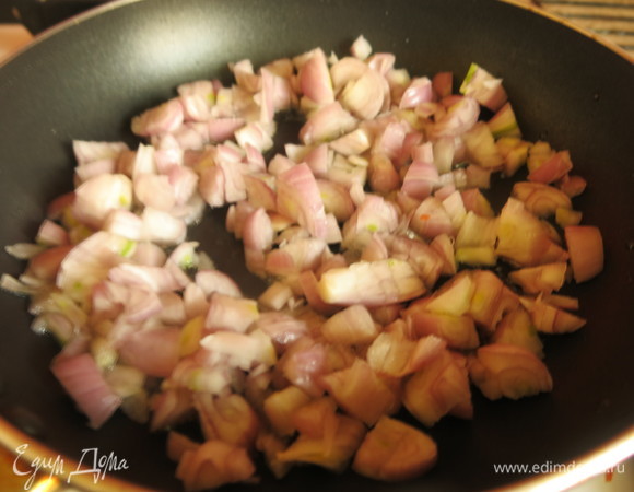 Обжариваем лук.